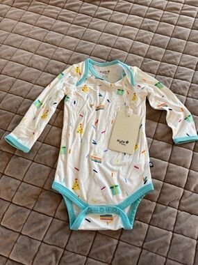 Kyte BABY NWT White Long Sleeve Onesie with Teal Trim and Colorful Birthday